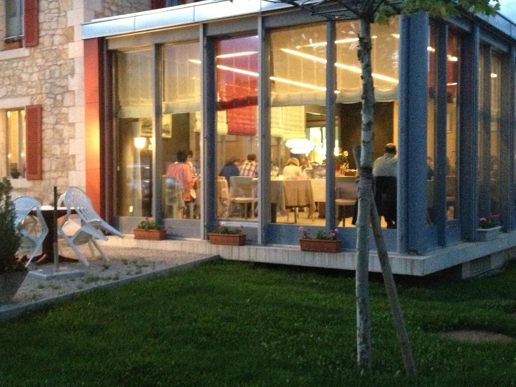 Au Boeuf Rouge Hotell Crassier Exteriör bild